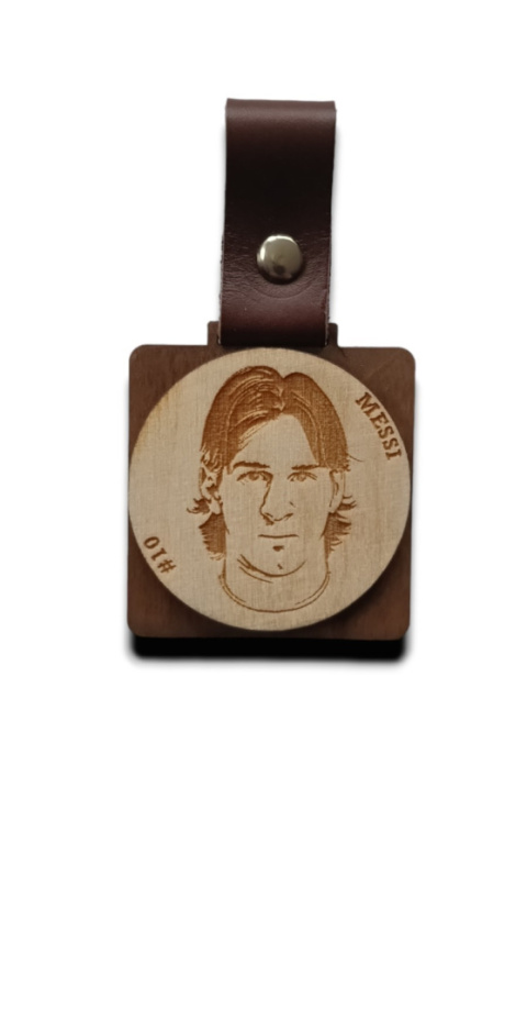 Brelok drewniany grawerowany dwuwarstwowy bejcowany MESSI 5x5cm